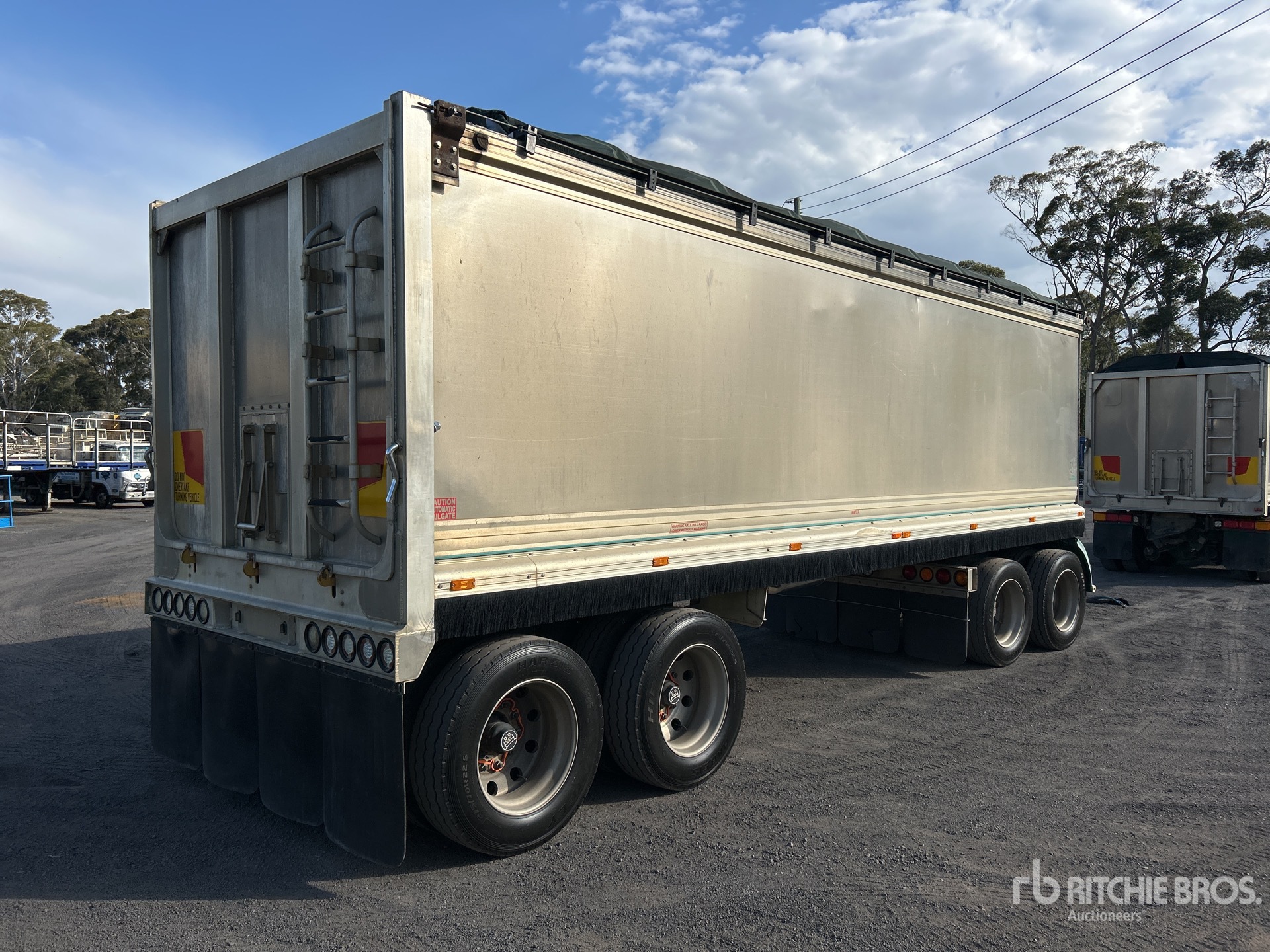 General Appearance with Foto, angolo posteriore sinistro