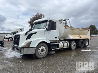 Volvo 2015 VNL 8x4 Tri/A Dump — occasion