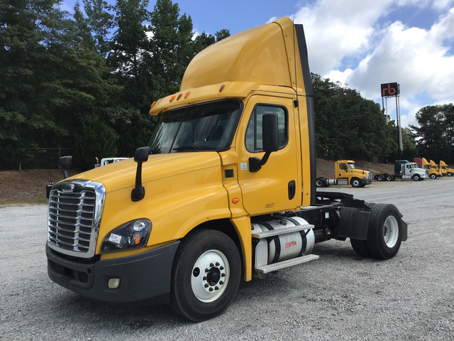 2013 Freightliner Cascadia 125 S/A Day Cab Truck Tractor