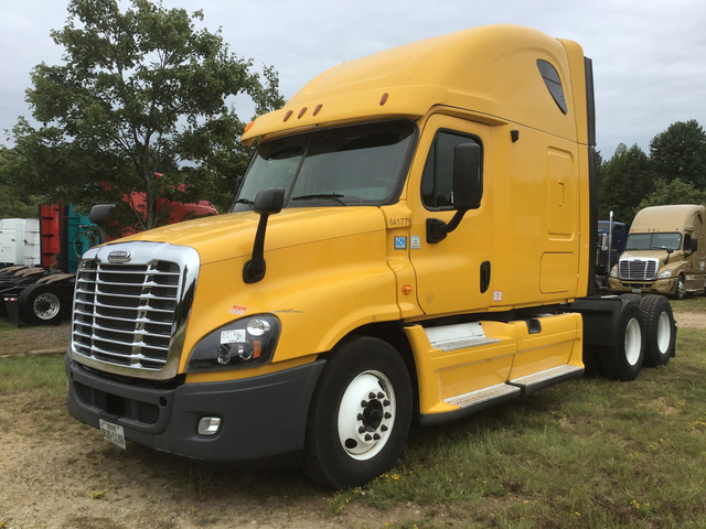 2013 Freightliner Cascadia 125 T A Day Cab Truck Tractor