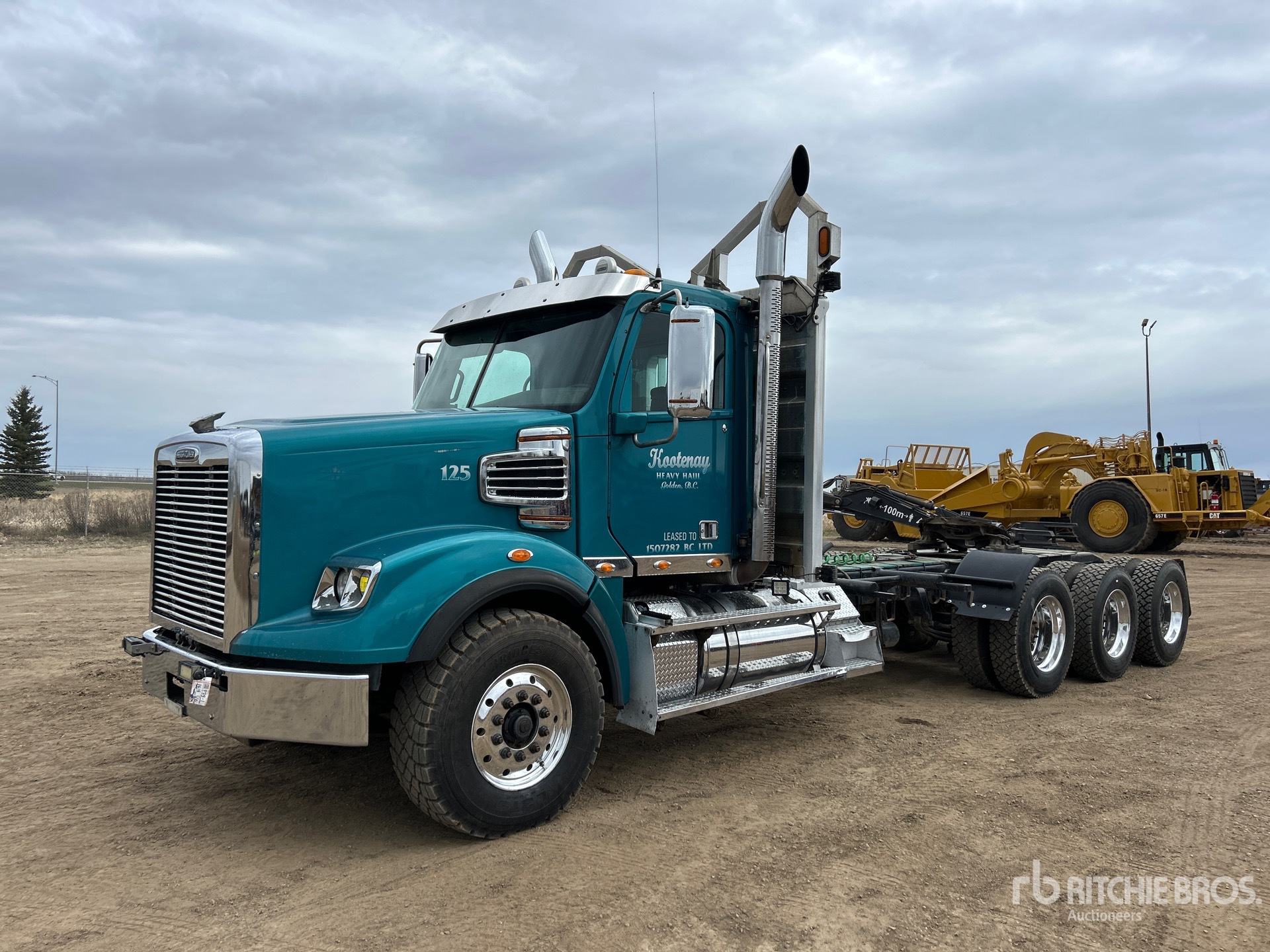 Photo of a 2015 Freightliner CORONADO 122