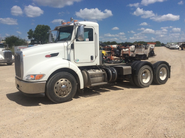 2013 Peterbilt 384 T/A Day Cab Truck Tractor 2013 Peterbilt 384 T/A Day Cab Truck Tractor