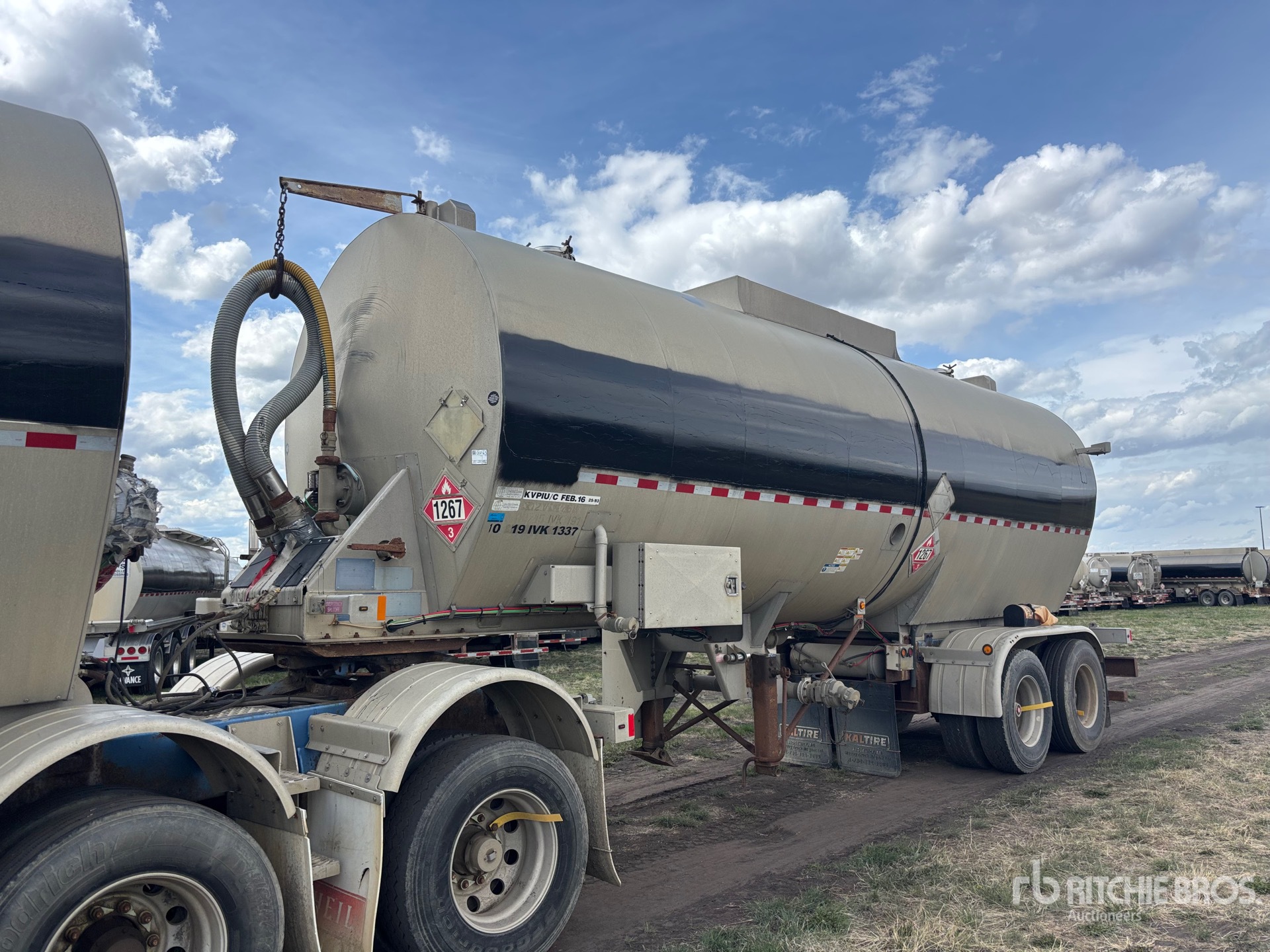 Photo of a 2012 Heil 7270 gal Super B-Train Pup