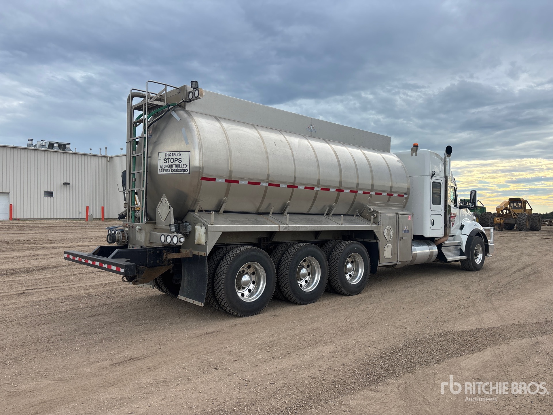 2025 Kenworth T880