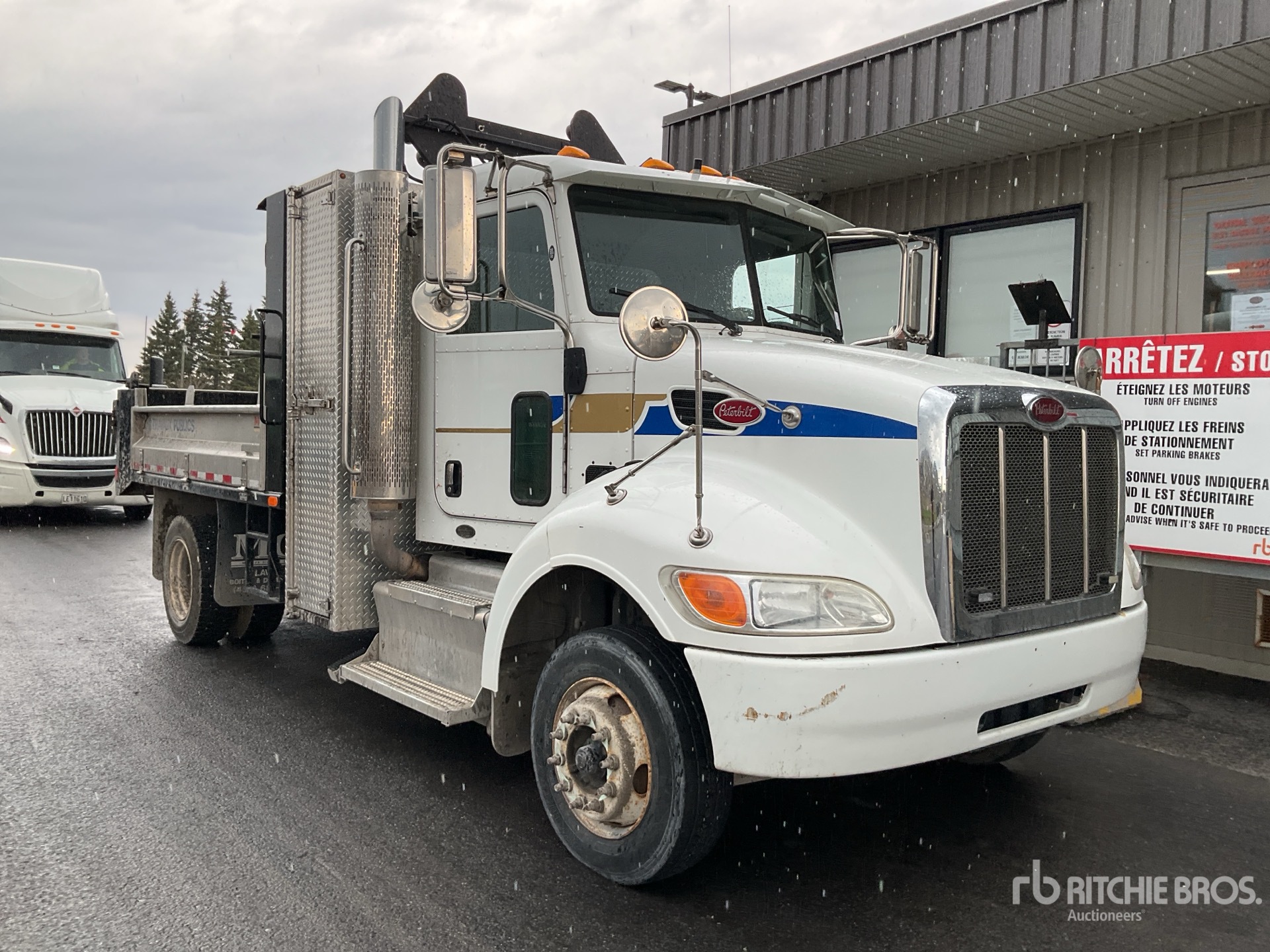Photo of a 2013 Peterbilt 330