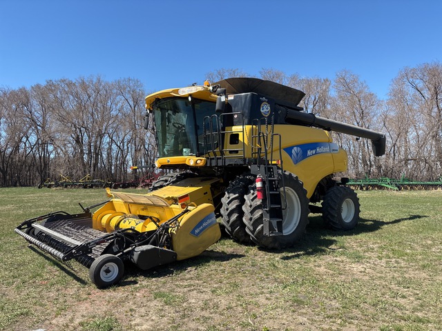 2010 New Holland CR9060 Combine Harvester 2010 New Holland CR9060 Combine Harvester