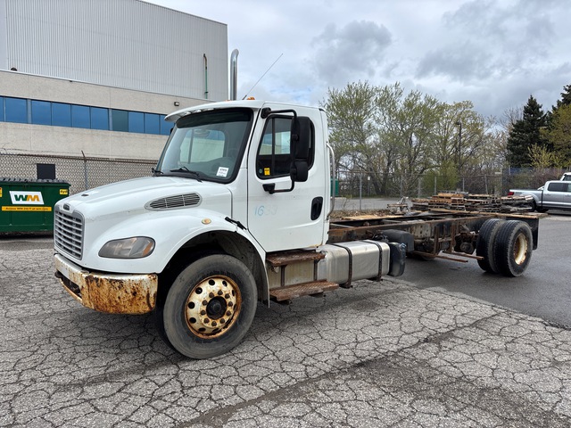 2015 Freightliner M2106 4x2 Cab and Chassis