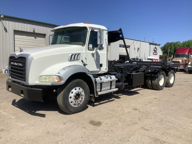 2015 Mack GU533 6x4 Roll-Off Truck