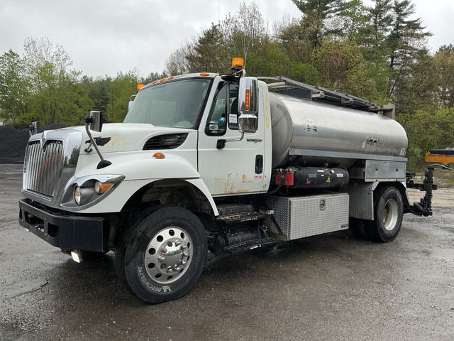 2013 Etnyre Blacktopper Centennial 11 2000 gal on 2013 International 7300 4x2 Asphalt Distributor Truck
