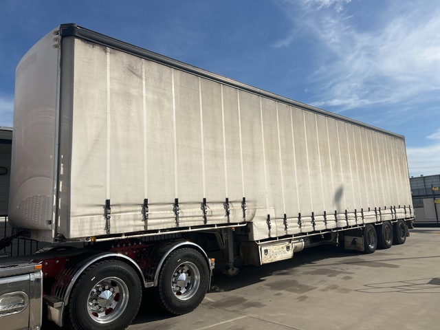 2005 MaxiTrans Tri/A Step Deck Tautliner Trailer