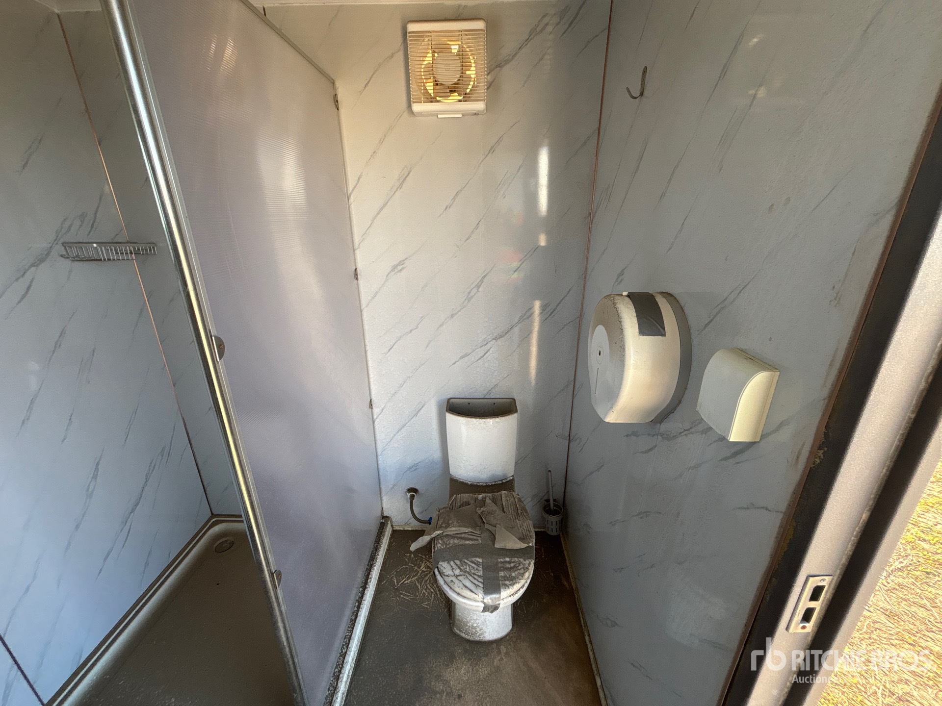 チコ、家で使わないものを出品しています。専用ページ 7 ft 1 in x 6 ft 3 in Skid-Mounted Portable Toilet | Ritchie Bros