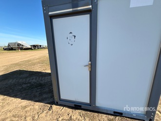 チコ、家で使わないものを出品しています。専用ページ 7 ft 1 in x 6 ft 3 in Skid-Mounted Portable Toilet | Ritchie Bros