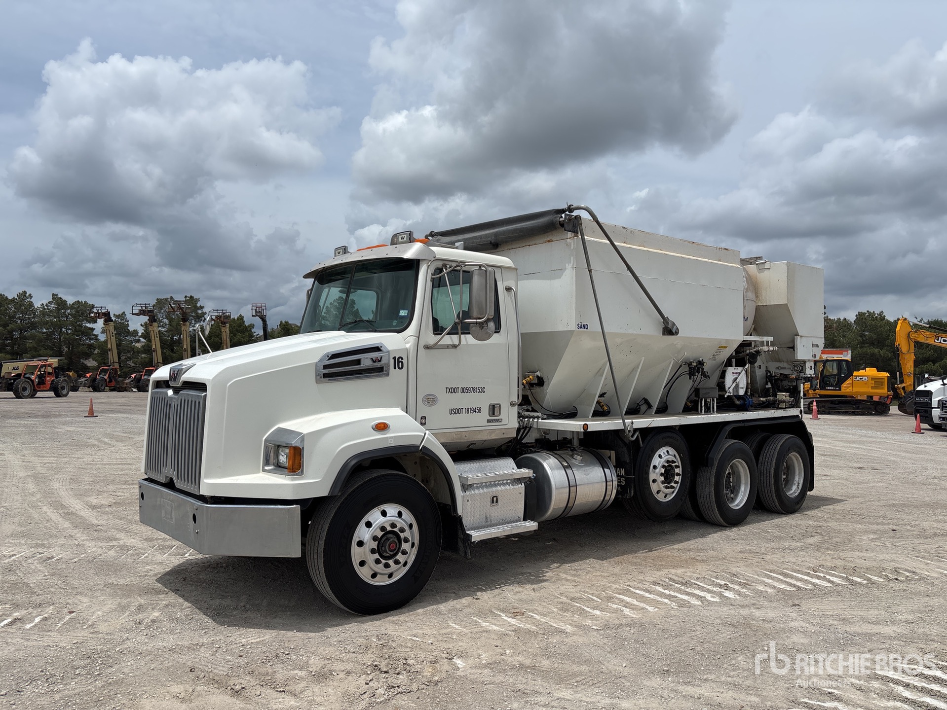 Photo of a 2016 Western Star 4700