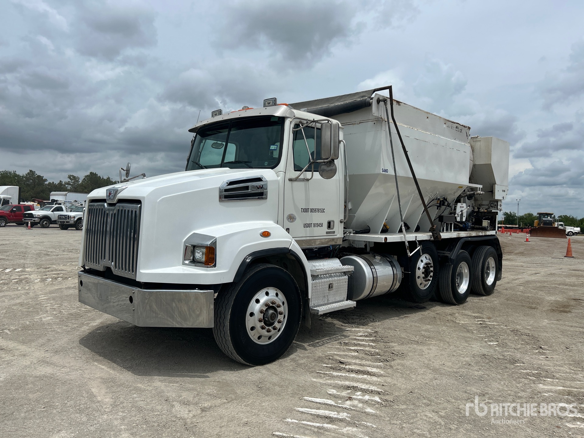 Photo of a 2017 Western Star 4700