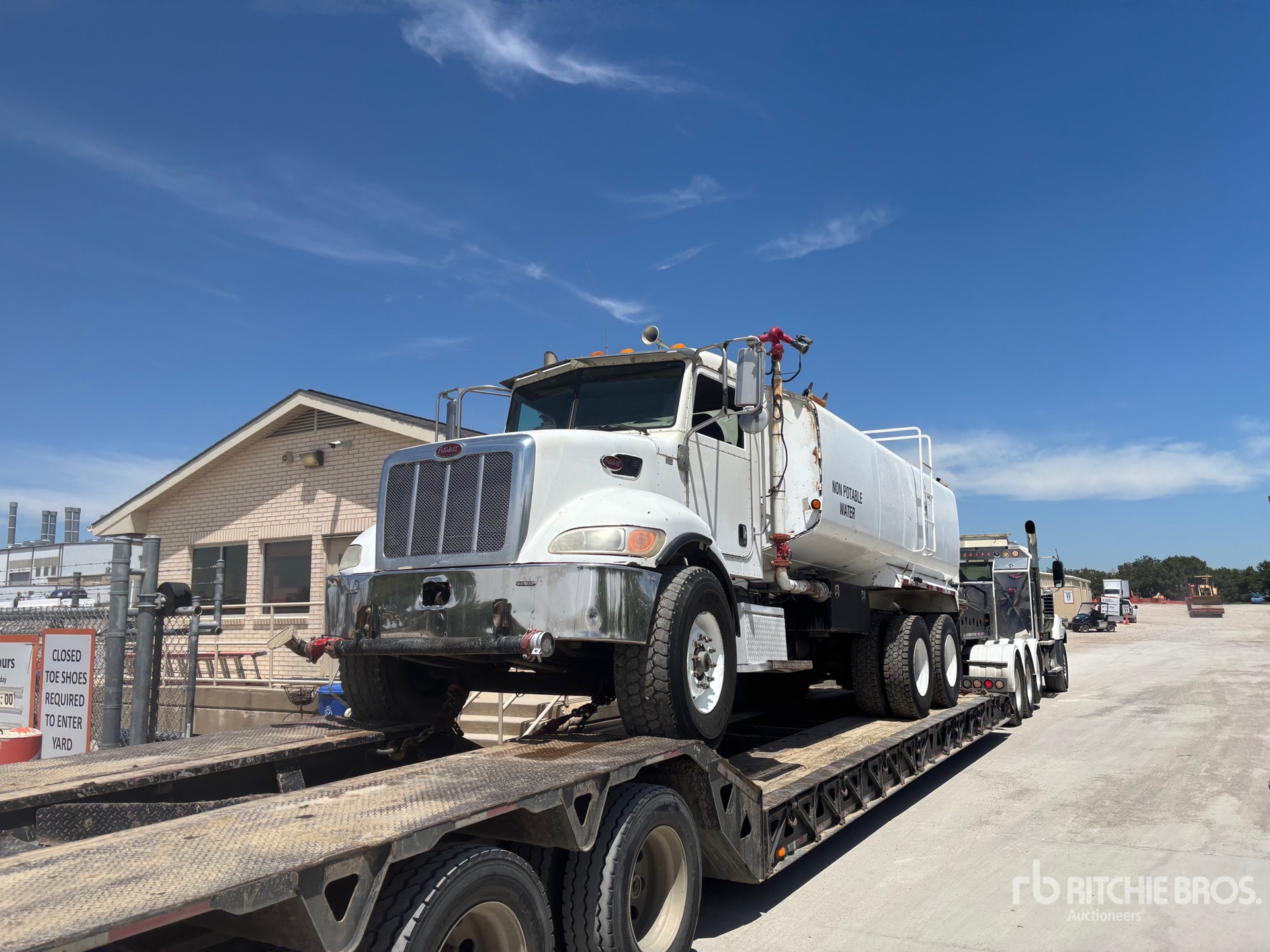 Photo of a 2006 Peterbilt 335