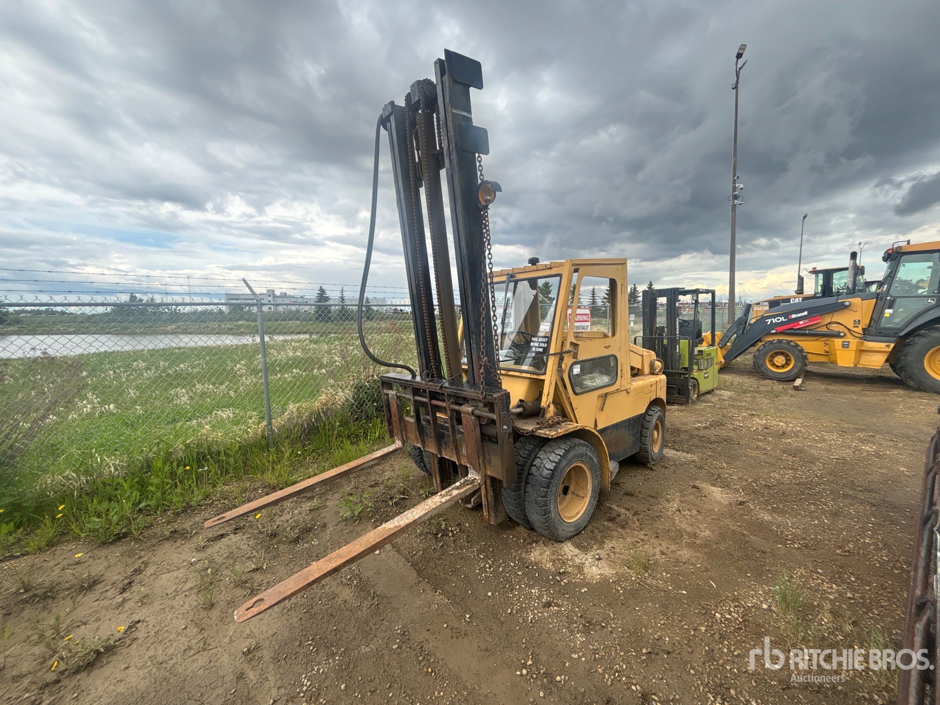 Photo of a  Hyster 8500 lb (Inoperable)