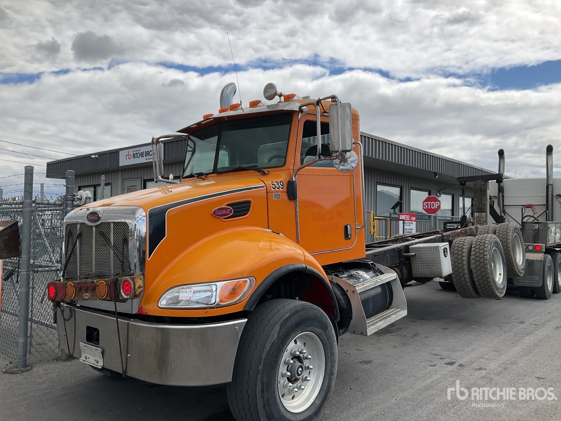 Photo of a 2008 Peterbilt 340