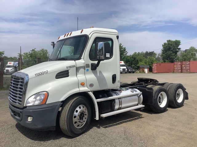 2015 Freightliner Cascadia 113 6x4 T/A Day Cab Truck Tractor