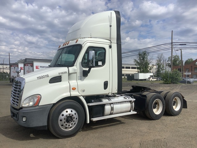 2015 Freightliner Cascadia 113 6x4 T/A Day Cab Truck Tractor