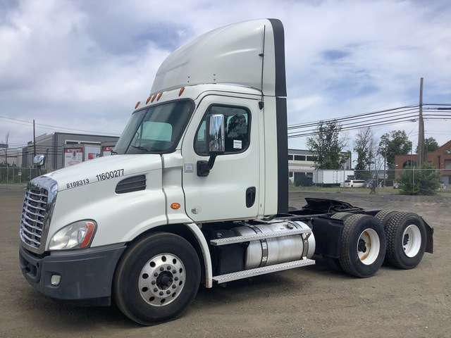 2016 Freightliner Cascadia 113 6x4 T/A Day Cab Truck Tractor