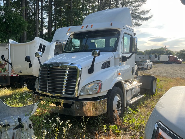 2013 Freightliner Cascadia 113 4x2 S/A Day Cab Truck Tractor