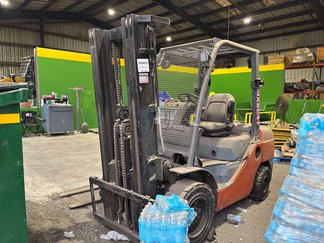 Toyota 8FDU32 4450 lb Pneumatic Tire Forklift