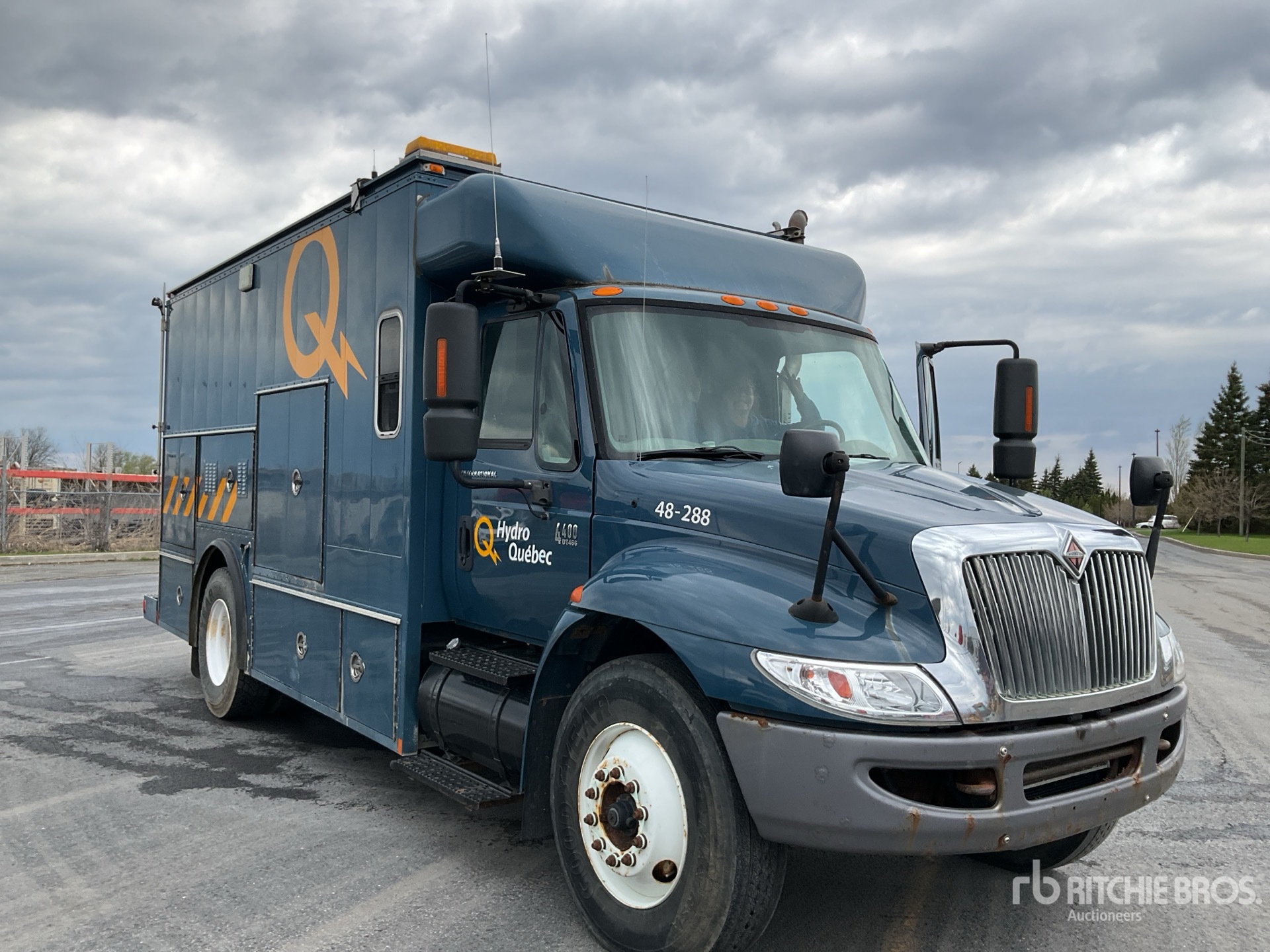 Photo of a 2006 International 4400SBA