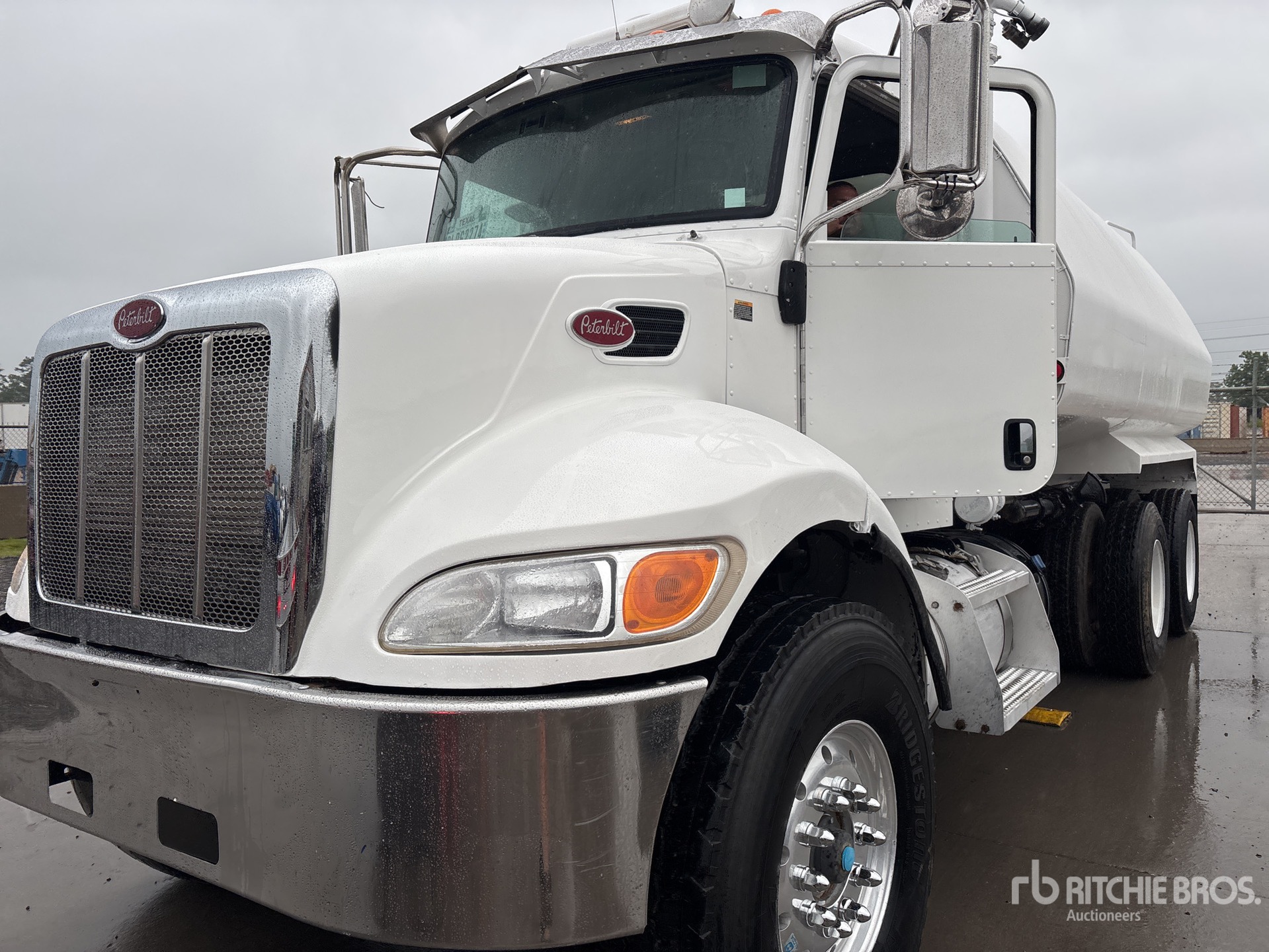 Photo of a 2015 Peterbilt 348