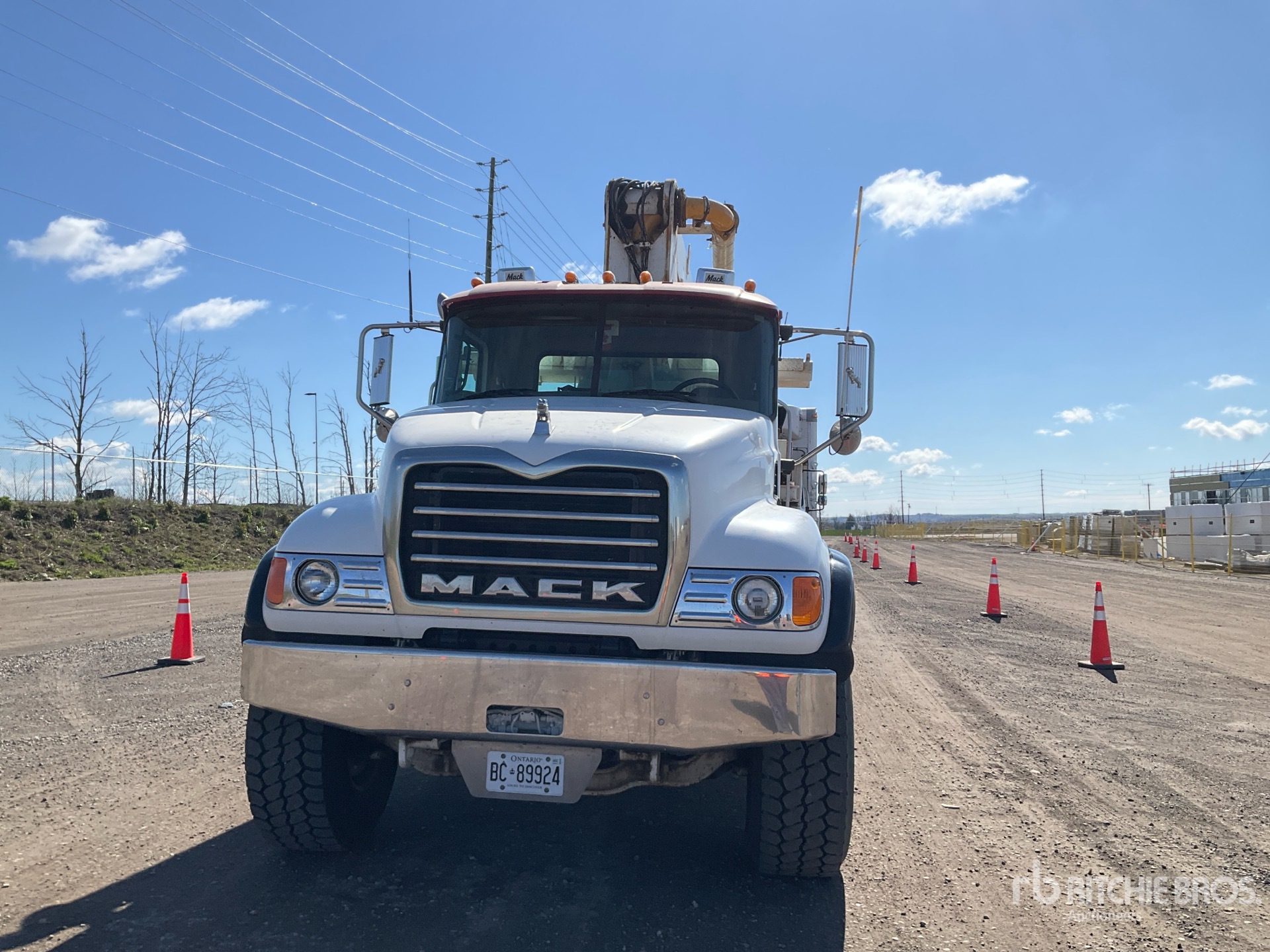 Photo of a 2005 Mack CV713