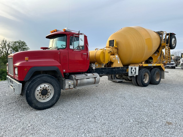 1999 Mack RD688S 8x4 Mixer Truck