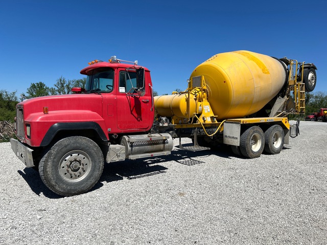 2001 Mack RD688S 8x4 Mixer Truck