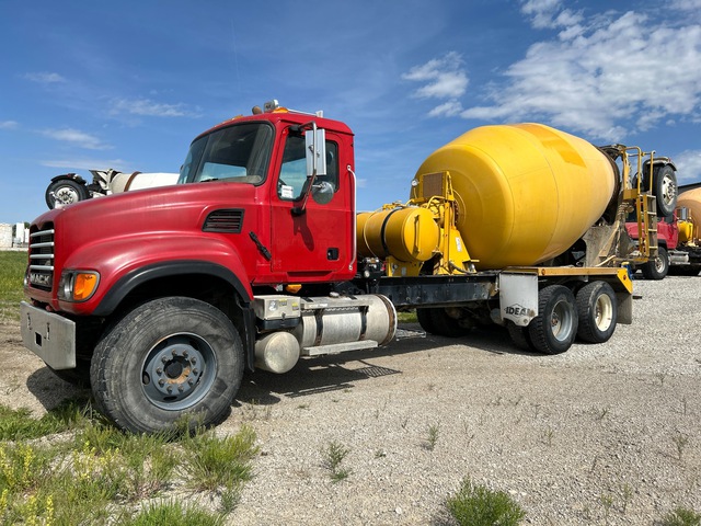 2007 Mack CV513 8x4 Mixer Truck