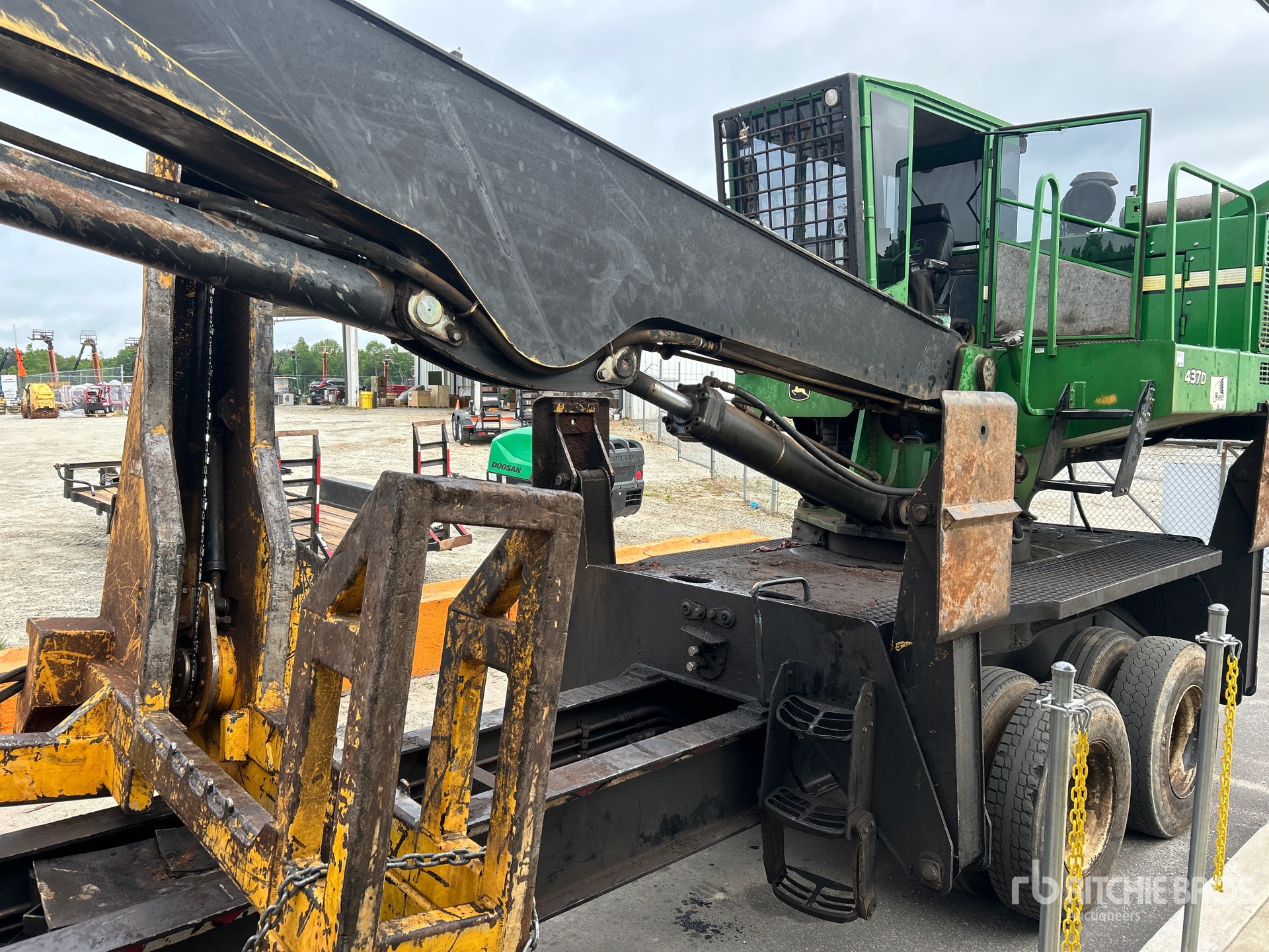 Photo of a 2014 John Deere 437D