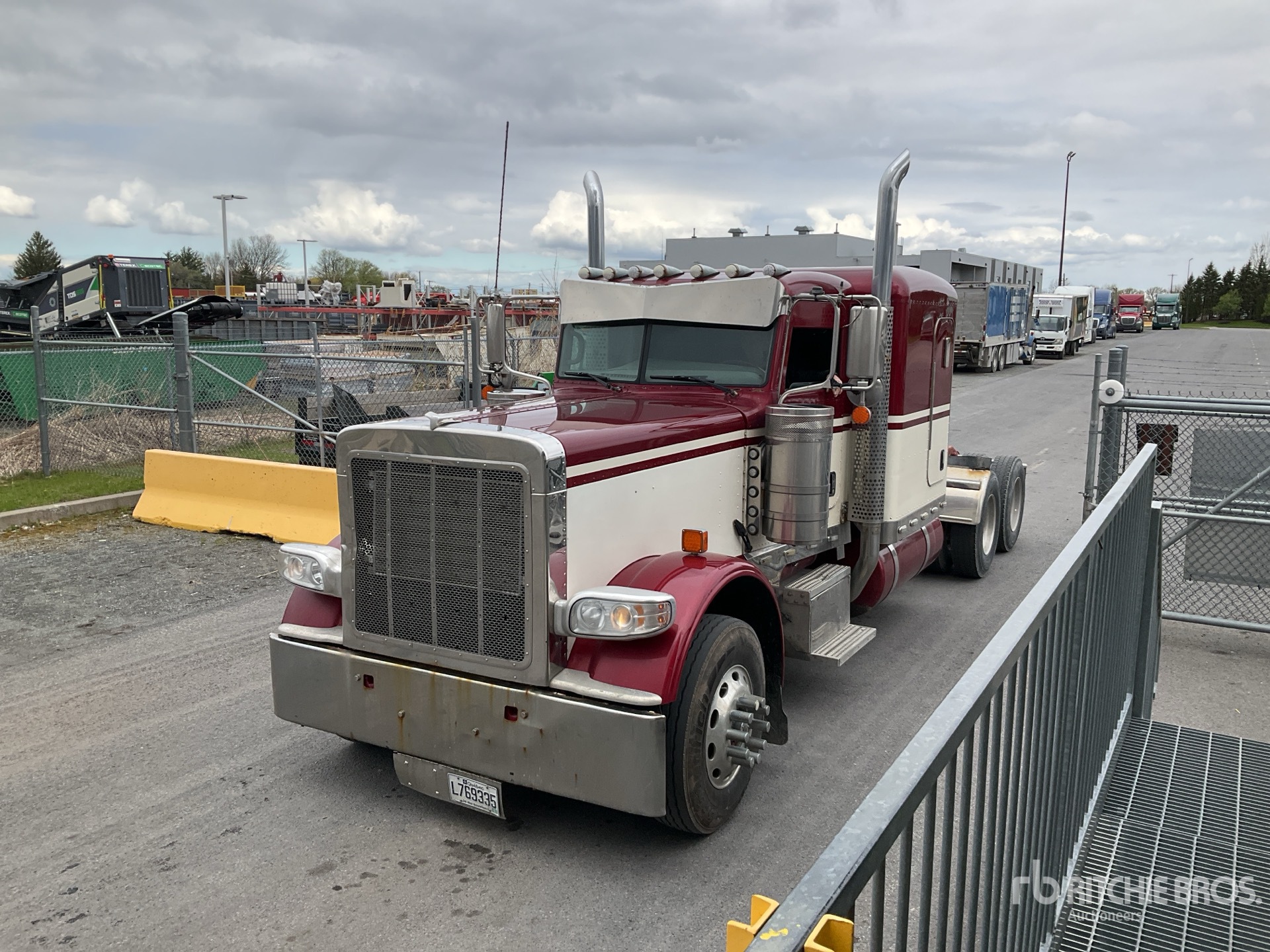 Photo of a 2017 Peterbilt 389