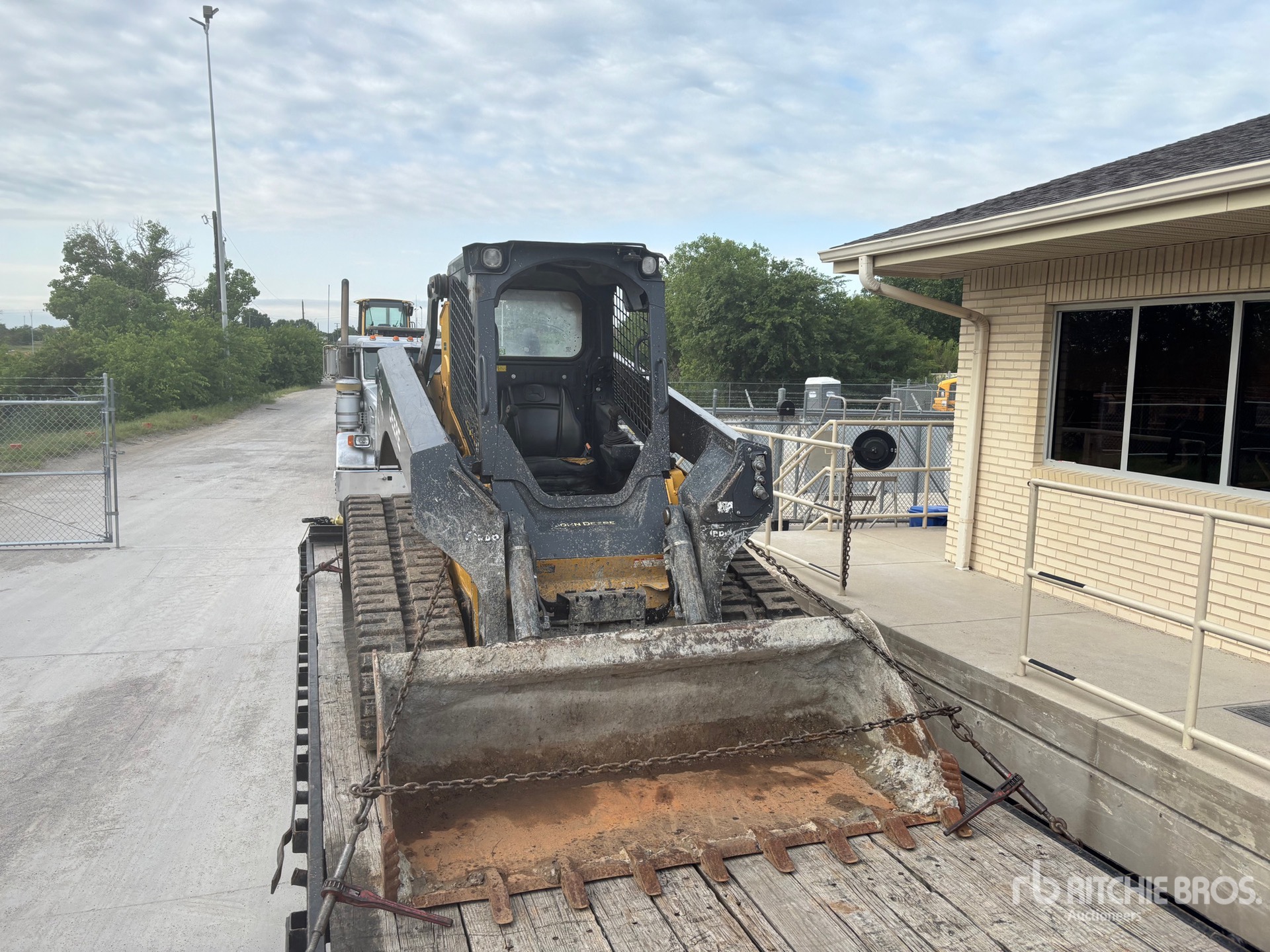 Photo of a  John Deere 331G