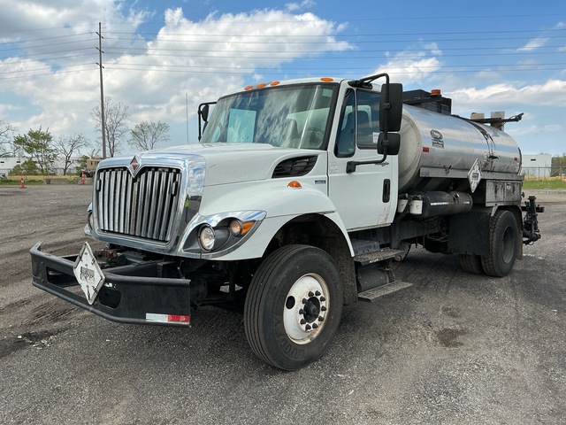 Etnyre 2000 gal on 2010 International 7300 SBA 4x2 4x2 Asphalt Distributor Truck Etnyre 2000 gal on 2010 International 7300 SBA 4x2 4x2 Asphalt Distributor Truck