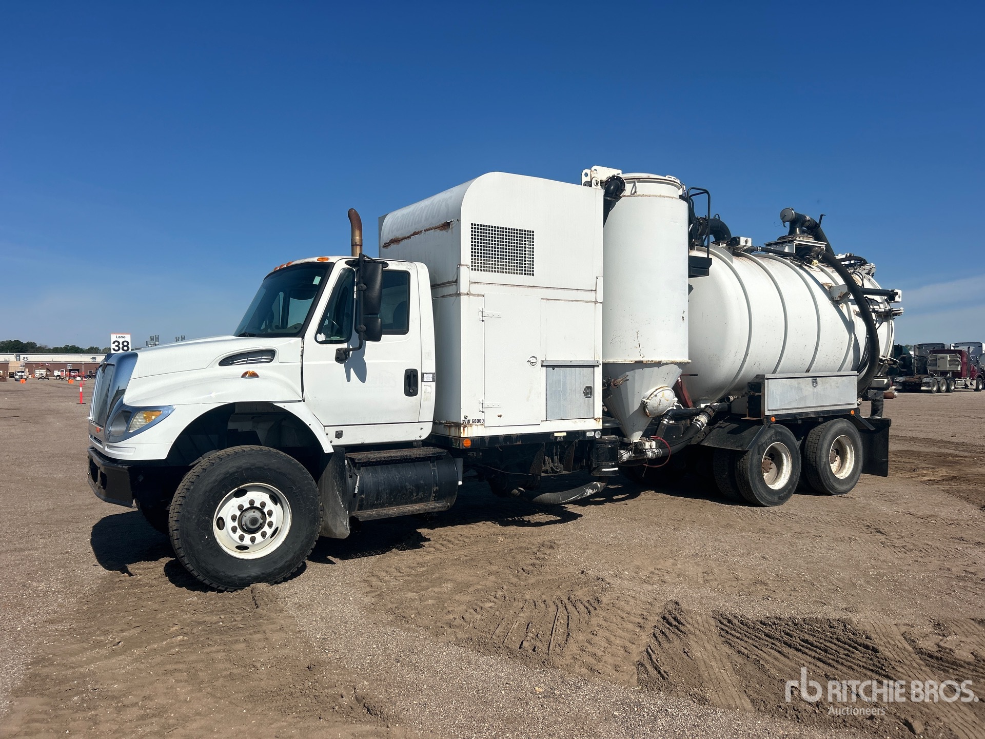 Photo of a 2004 International 7600