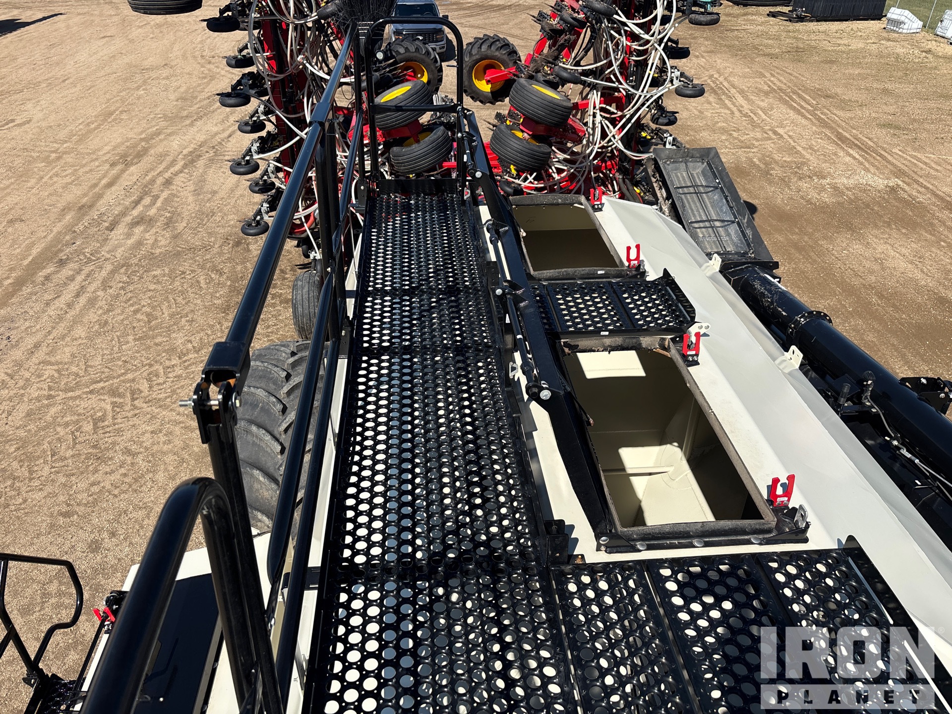 2023 Bourgault 3335-76PHD