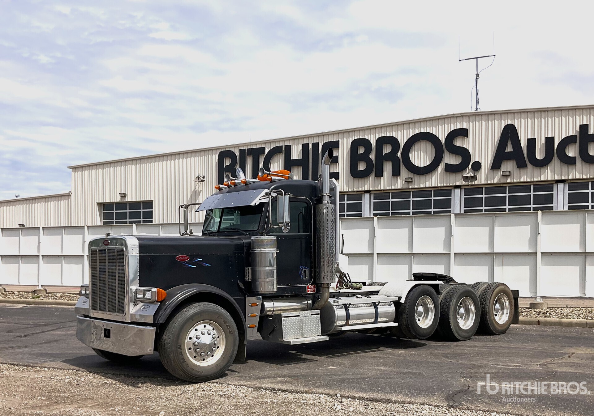 Photo of a 2006 Peterbilt 379