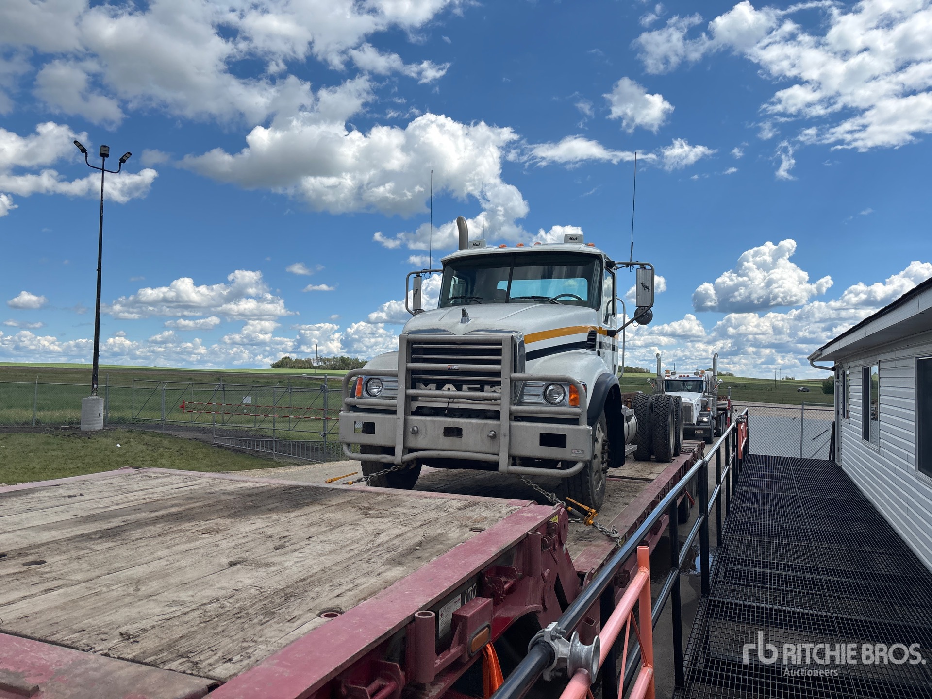 Photo of a 2005 Mack 700
