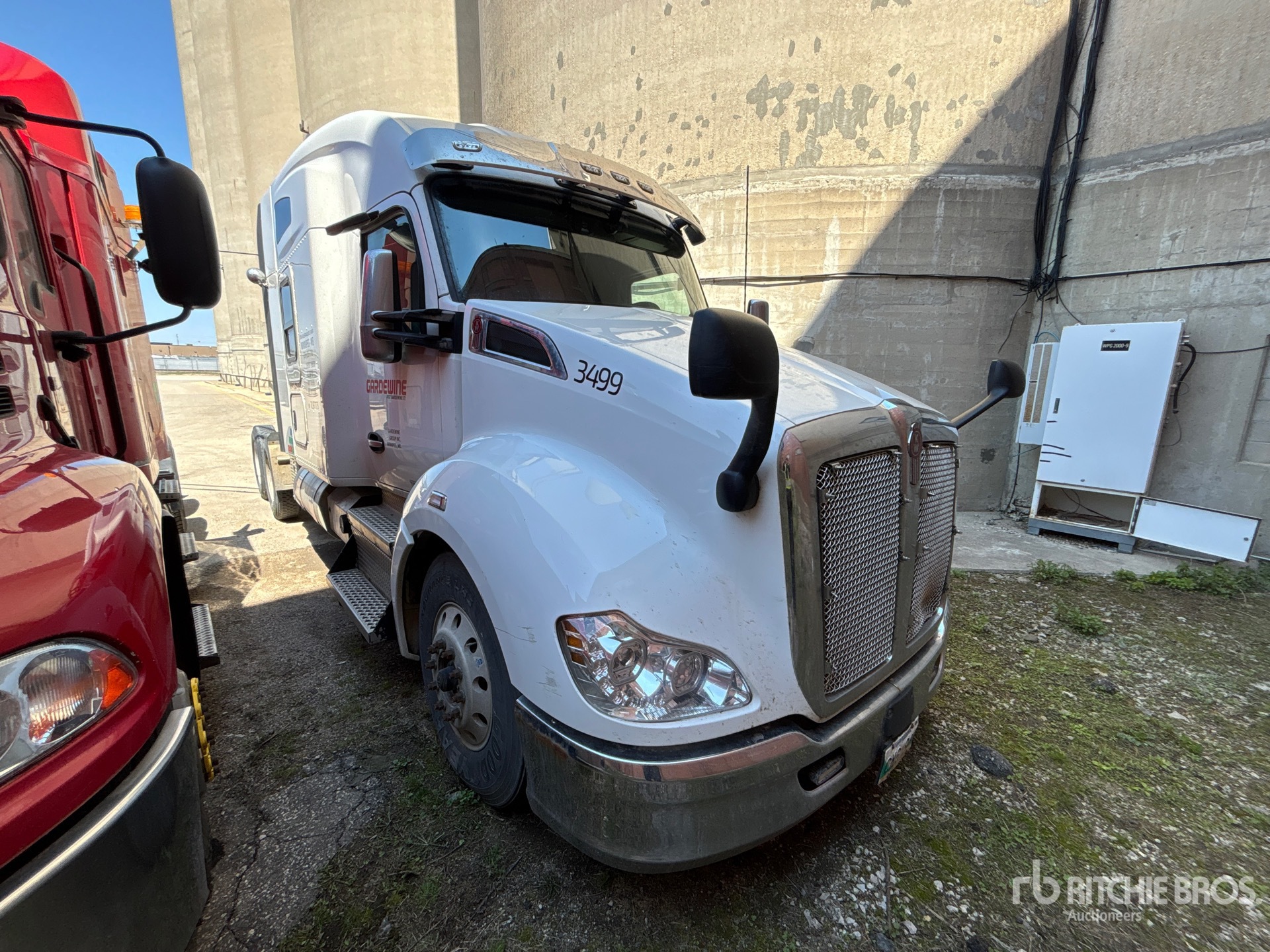 General Appearance with Picture, Right Front Corner