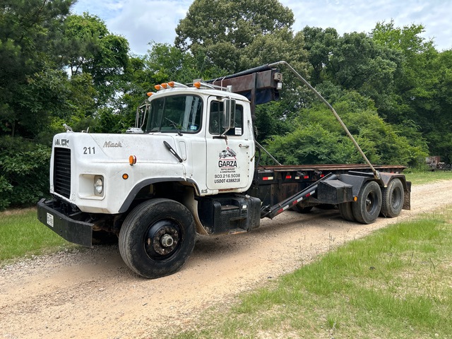 1996 Mack DM690S 6x4 Roll-Off Truck