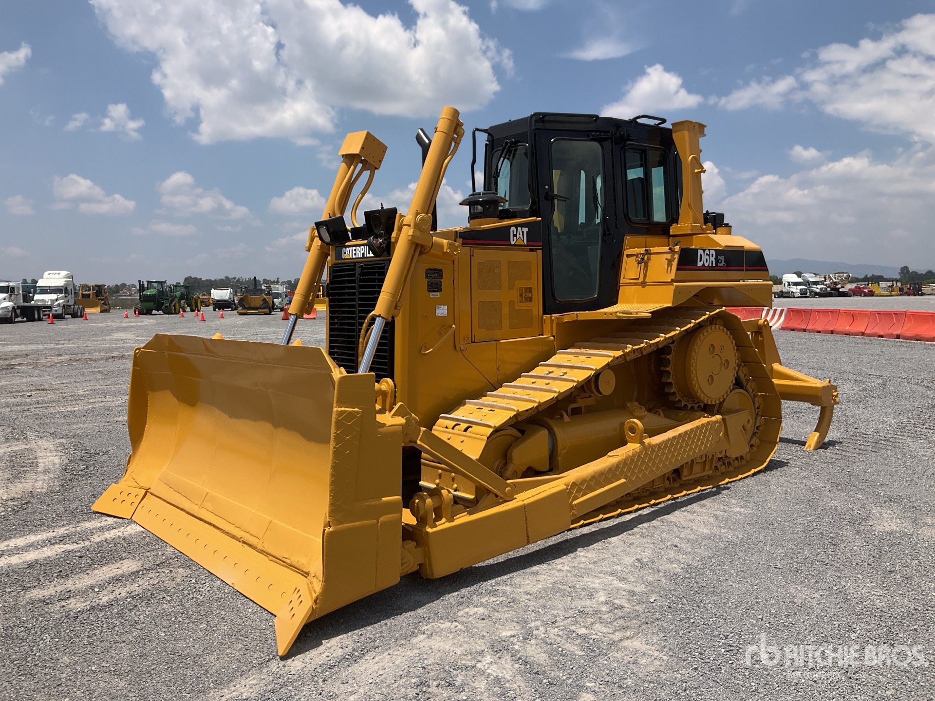 Photo of a 2004 Caterpillar D6R XL SERIES I
