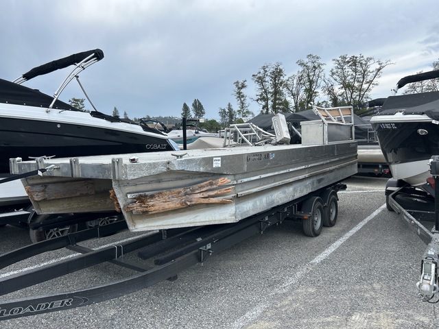 Metalite Chinook 20 ft Pontoon Boat (Inoperable)