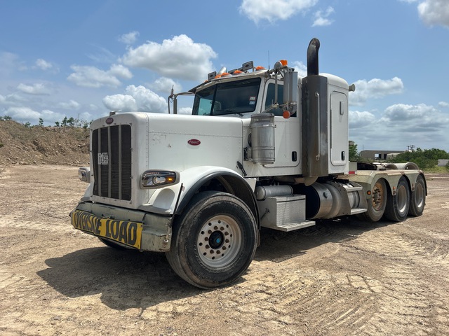 2013 Peterbilt 388 8x4 Sleeper Winch Truck