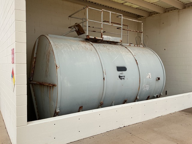 10000 gal Metal Storage Tank w/Ladder