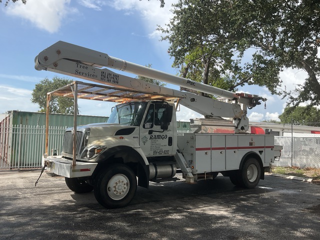 Altec AA755L 700 lb Articulated Boom on 2009 International 7300 4x4 Boom Truck