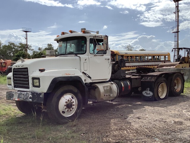 1998 Mack RD688S 6x4 Day Cab Truck Tractor