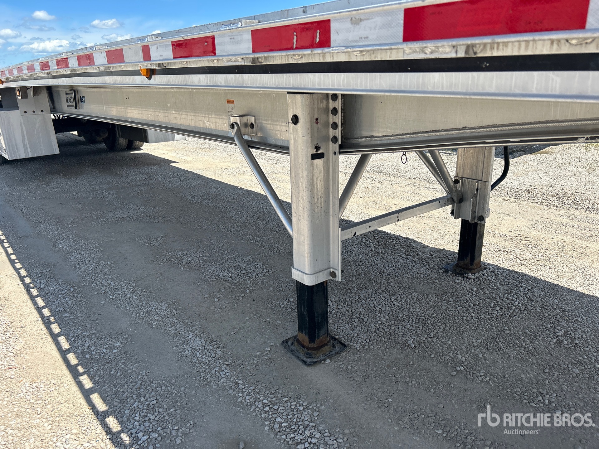 2024 East 53 FT T/A