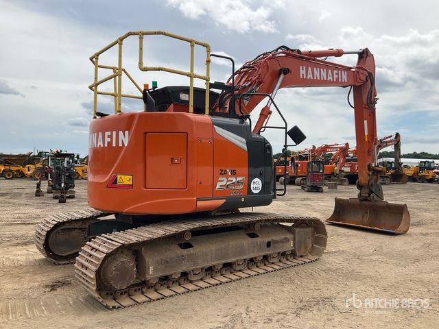 tak 2022 Hitachi ZX225USLC-7 Tracked Excavator | Ritchie Bros. Auctioneers